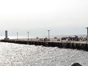 元町港、出船・入船の風景。（2013.7.12）