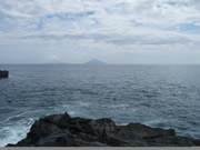 二ツ根東側釣り座から見る利島