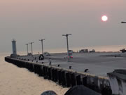 夕陽が沈む直前の元町港。夜釣りに続々と車が集まって来た。（2013.8.14）