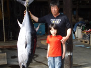 濱口氏が赤岩で釣り上げた61kgのクロマグロ