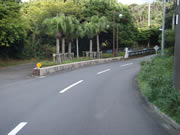 大島一周道路を“市兵衛”よりさらに“大島公園”方向に進むと、この“橋”が見える