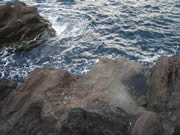 釣り座Ⅰはタモが５ｍぐらいでは届かない　写真左上はすぐ足下の“名無し”の岩礁