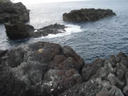 釣り座の頭上から見る手前の岩礁が“平島”右上が“アシカ島