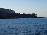 松崎の釣り座北側に見える泉津港とオオツクロ